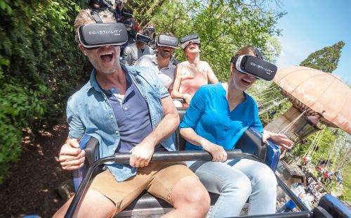 Besucher im Alpenexpress mit Coastiality-Brille