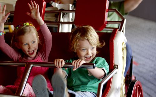 Kinder im Feria Swing-Karussell