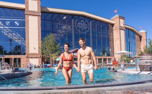 Ein Paar verlässt den Pool des Frigg Tempel