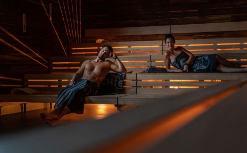 Ein Paar entspannt in der Sauna
