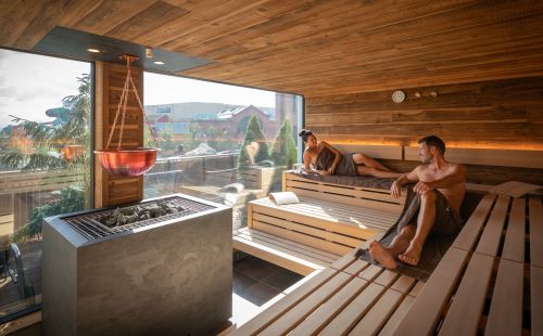 Ein Paar in der Sauna im Hotel Kronasar
