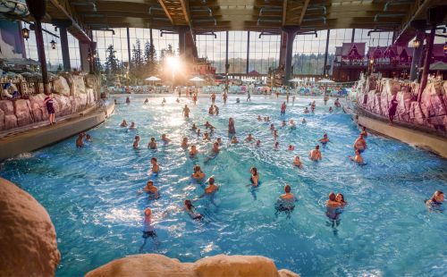 Besucher im Wellenbad des Surf Fjords