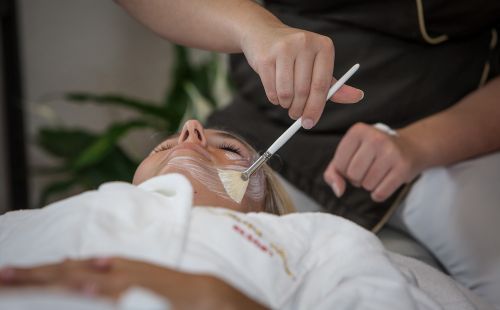 Wellness Anwendung mit dem Pinsel