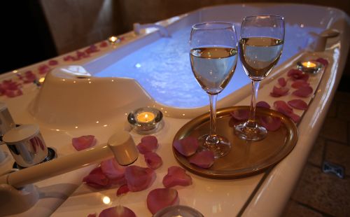 Wellness Badewanne mit Rosen und Sekt