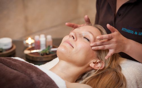 Kopfmassage an Frau