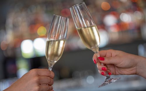 Anstoßen mit zwei Gläsern Sekt