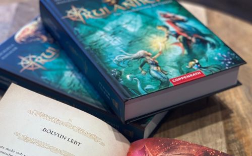 Beide Rulantica Romane liegen auf einem Tisch