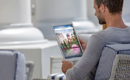 Mann am Tablet mit App