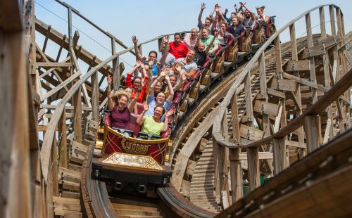 Gäste fahren WODAN – Timburcoaster und haben Spaß