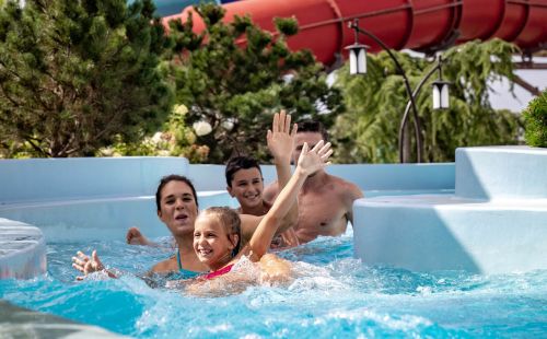 Familie im Vildstrøm in Rulantica