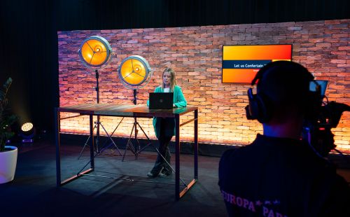 EIne Frau führt durch ein digitales Training in einem kleinen Setup des Livestreaming-Studios