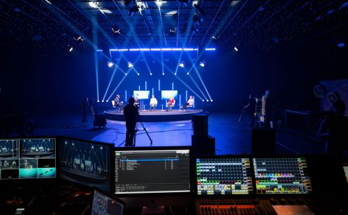 4 Personen unterhalten sich auf der Bühne und werden von 3 Kameras gefilmt