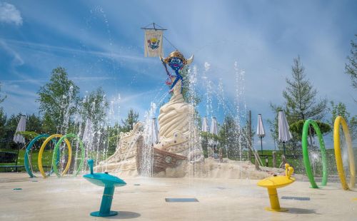 Gesamtansicht des Kinder-Wasserspielplatz Snorri Strand