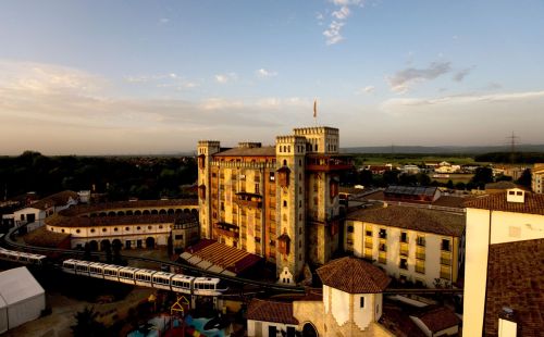 Außenansicht Burghotel Castillo Alcazar in der Mitte im Hintergrund blauer