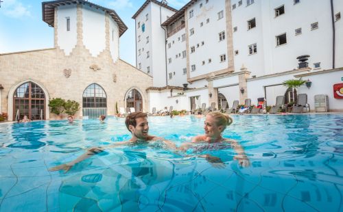 Un coupe heureux dans la piscine de l’hôtel « Santa Isabel ».