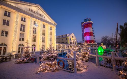 Panorama-Ansicht des Hotel Bell Rock im Dunkeln