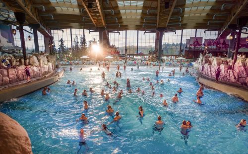 Das große Wellenbad "Surf Fjørd" im Herzen von Rulantica.