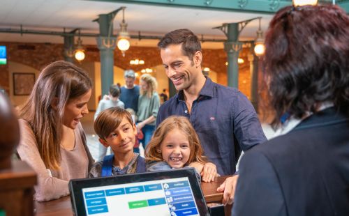 Familie in der Lobby von Rulantica