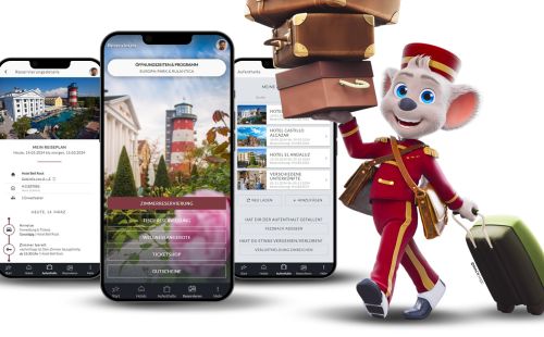 Ed Euromaus als Page trägt Koffer und im Hintergrund ist die Hotel App zu sehen