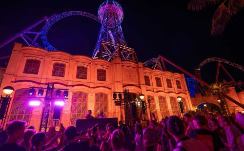 Voltron beleuchtet bei Nacht