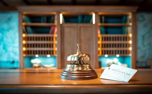 Klingel steht auf der Rezeption mit Schlüsselkarten