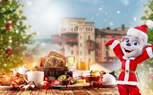 Edda im weihnachtlichen Kostüm vor dem 4-Sterne Burghotel "Castillo Alcazar"