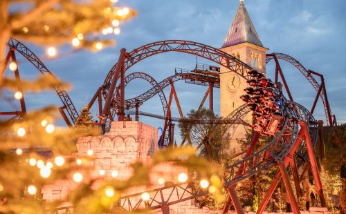 Voltron Nevera powered by Rimac fährt im Hintergrund. Im Vordergrund sieht man einen leuchtenden Tannenbaum