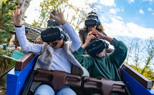 Besucher mit Coastiality Brillen sitzen im Alpenexpress "Enzian" und genießen die abenteuerliche Fahrt.