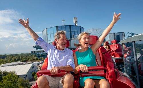 Ein Paar genießt die rasante Fahrt auf der Euro-Mir.