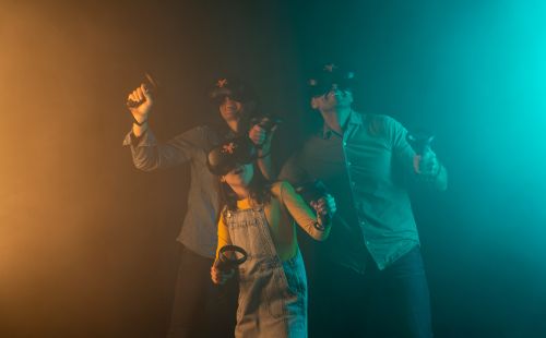 Eine Familie erlebt die YULLBE VR-Experience.