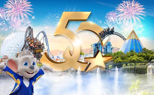 Festlich gekleideter Ed mit einer großen 50 im Hintergrund und Feuerwerk