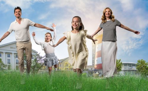 Familie draußen vor dem Hotel Bell Rock