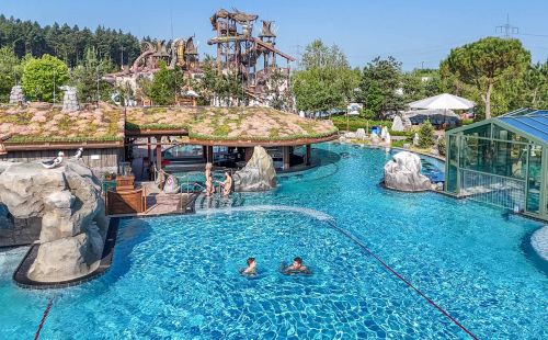 Blick vom Svømmepøl auf den Außenbereich von Rulantica