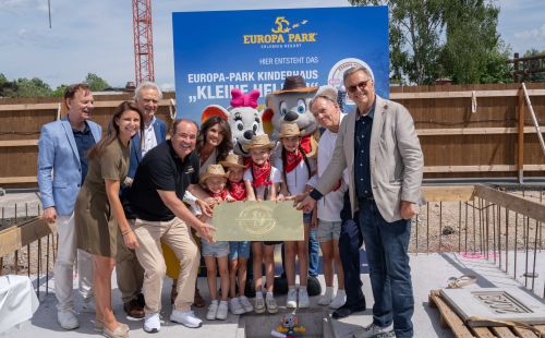 Horst Koppelstätter, Ann-Kathrin Mack, Jürgen Mack, Wolfram Kons, Miriam Mack, Charles Botta et Roland Mack lors de la pose de la première pierre.