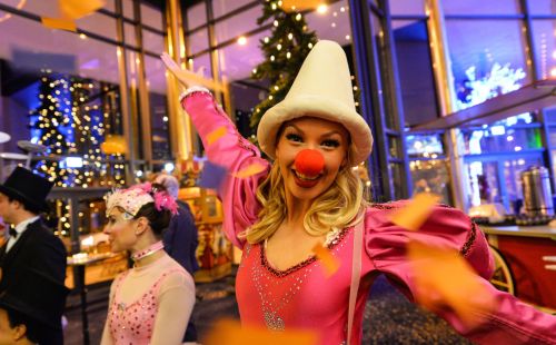 Künstlerin des Europa-Park bei einem Business-Event. Im Hintergrund sieht man das weihnachtlich geschmückte Confertainment Center.