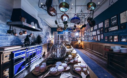 Blick in die Küche bei der Küchenparty im Hotel "Krønasår" mit vielen leckeren Speisen.