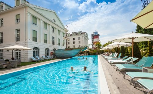 Swimmingpool im Außenbereich des Bell Rock
