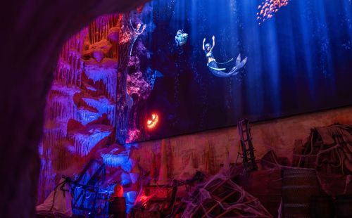 Halloweendekoration in der Wasserwelt Rulantica. 