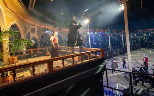 In de Spaanse Arena van Europa-Park staat Zorro op de tribune met twee gekruiste zwaarden. Beneden vindt een gevecht plaats.