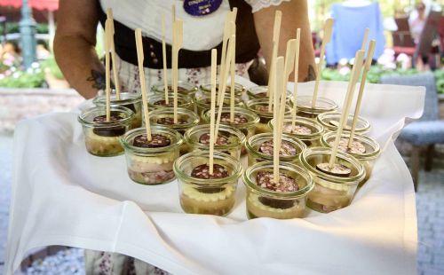 Verrines avec des bouchées de tapas alsaciennes et badoises sur un plateau.