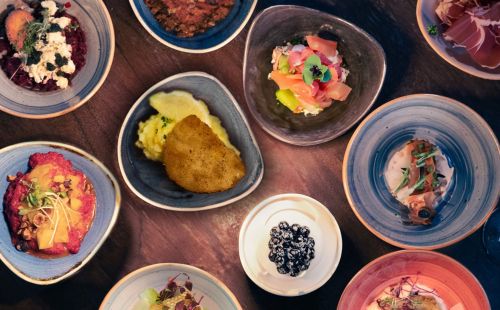 Viele verschiedene badisch-elsässische Tapas auf einem Tisch