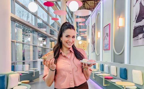 Sally von Sallys Welt päsentiert stolz ihr Café im Europa-Park