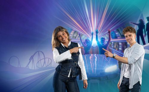 Zwei reale Personen stehen vor einem animierten Hintergrund. Auf diesem erkennt man einen Tunnel, aus dem eine Achterbahn mit zwei Fahrgästen hinausrast. Die zwei realen Personen zeigen auf die Fahrgäste.