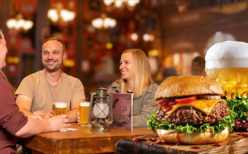 Drei Personen sitzen lachend an einem Tisch auf dem drei gefüllte Bierkrüge stehen. Im Vordergrund ist ein Burger und Bier abgebildet.