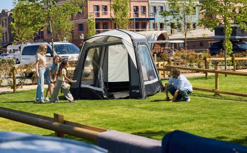 Familie auf Camping Zeltplatz 