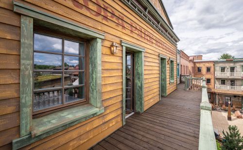 Fassade der Riverside Western Lodge