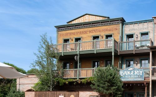 Die Fassade des "Kinderhaus - Kleine Helden" in der Silver Lake City.