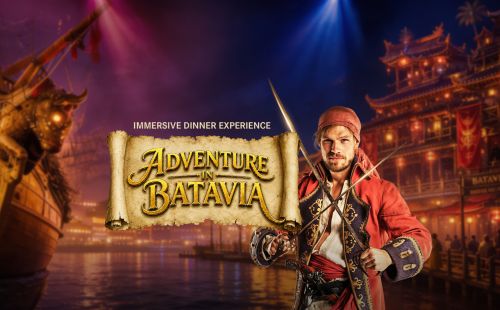 Promotionposter für die Adventure in Batavia – Immersive Dinner Experience. Ein Mann in rotem Piratenkostüm mit zwei gekreuzten Degen vor einem beleuchteten Hafen mit Segelschiff im Hintergrund.