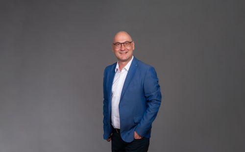 Portrait von Steffen Zeymer – Assistant MICE Manager im Bereich Confertainment des Europa-Park Erlebnis-Resorts. 
