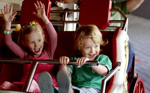 Kinder im Feria Swing-Karussell